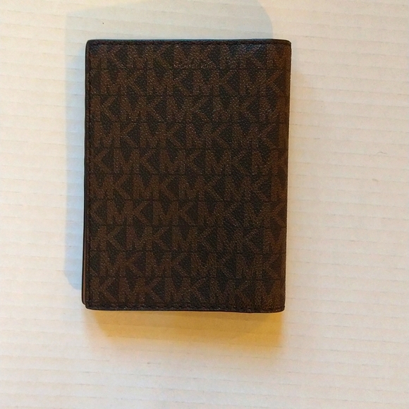 NWOT. Michael kors passport. - Picture 2 of 4
